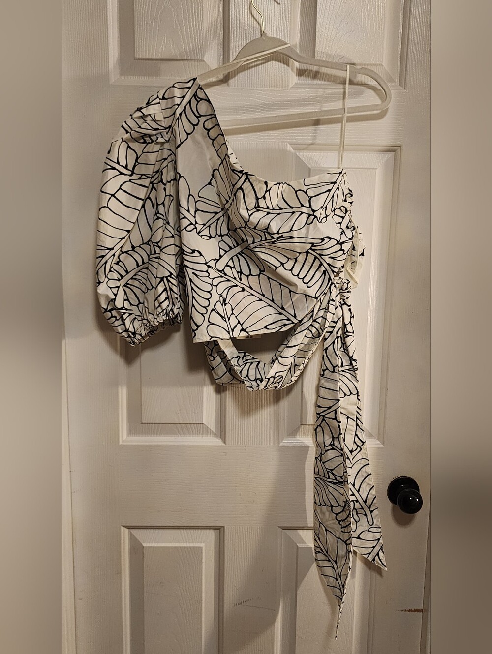 Fe Noel x Target NWT One-Shoulder Black & White Leaf-Print Tie Front Crop Top - Picture 2 of 8